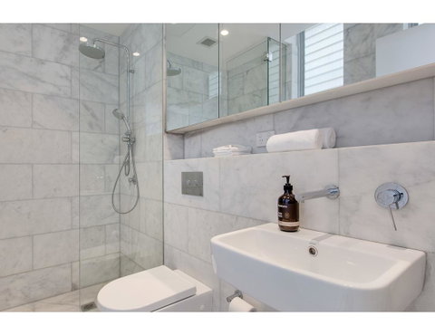 Oceanside Elegance At Superb Home Steps From Sand - Accommodation Tasmania 12