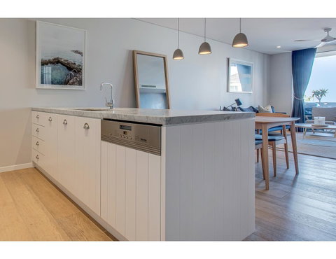 Oceanside Elegance At Superb Home Steps From Sand - Accommodation Tasmania 8
