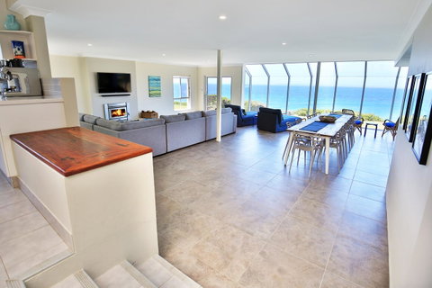 Neptune I Absolute Beachfront I Stunning Views - Accommodation Tasmania 2