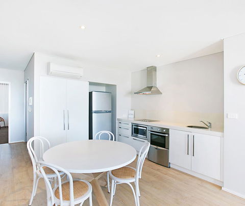 Oaks Nelson Bay Lure Suites - Accommodation Tasmania 1