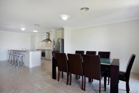 Jindabyne Executive - Accommodation Tasmania 3