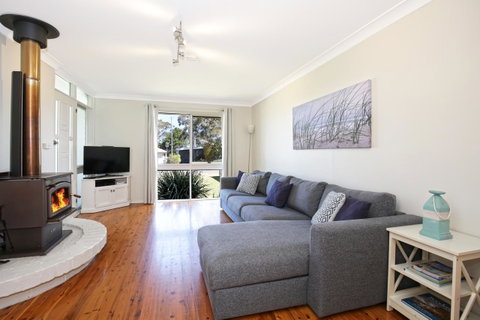 Hayes Beach House I Award Winner I 4 Mins To Beach - Accommodation Tasmania 2
