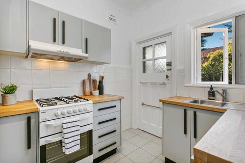 Seaspray - Manly Beach Apartment Close To The Sand - Accommodation Tasmania 4
