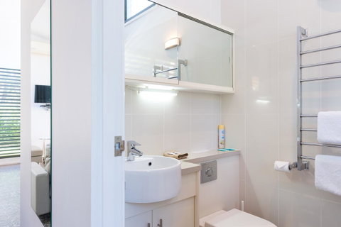 By The Beach B&B Self Contained Apartments - Accommodation Tasmania 12