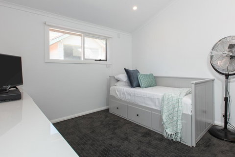 Elegant Family Home Close To Harbour And Views - Accommodation Tasmania 8