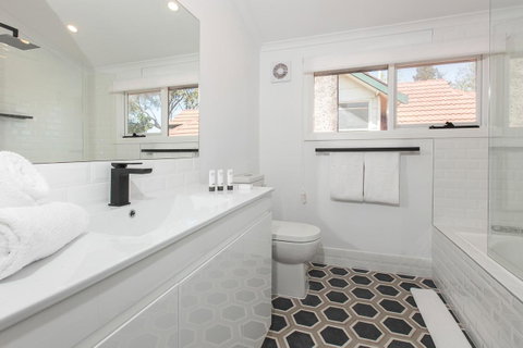 Elegant Family Home Close To Harbour And Views - Accommodation Tasmania 10