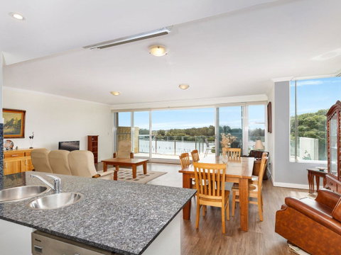 Regatta 13 - Accommodation Tasmania 9