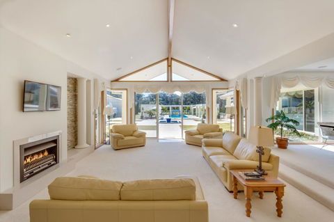 One Mile Mansion - Private Coastal Retreat FREE FAMILY ADVENTURE PASS - Accommodation Tasmania 13