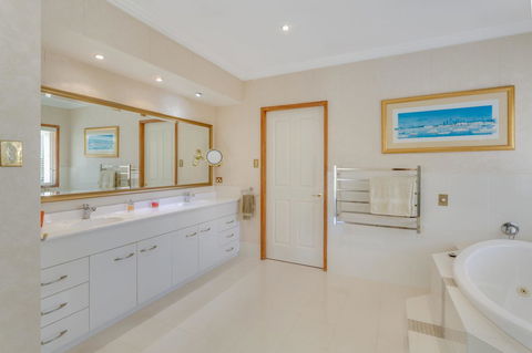 One Mile Mansion - Private Coastal Retreat FREE FAMILY ADVENTURE PASS - Accommodation Tasmania 8