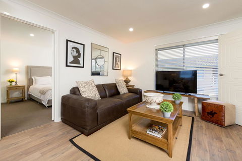 Sleeping In Style - Central & Sophisticated - Accommodation Tasmania 0