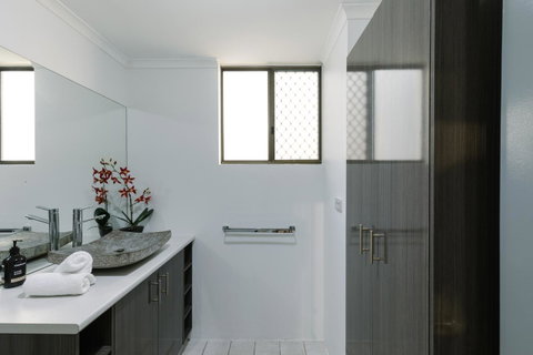 CitySide Apartment - 2 Bedroom With Private Courtyard - Accommodation Tasmania 21