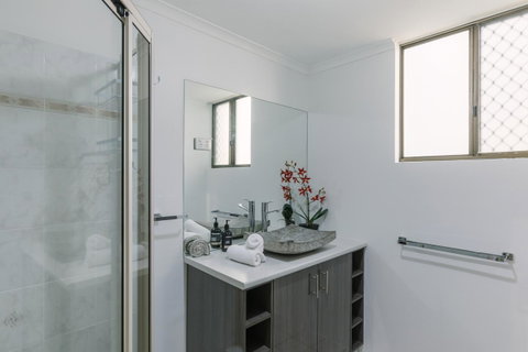 CitySide Apartment - 2 Bedroom With Private Courtyard - Accommodation Tasmania 16