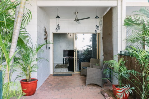 CitySide Apartment - 2 Bedroom With Private Courtyard - Accommodation Tasmania 7