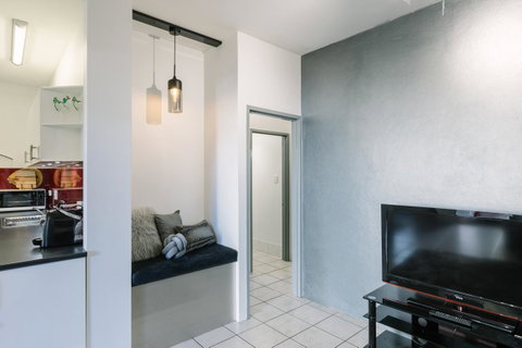 CitySide Apartment - 2 Bedroom With Private Courtyard - Accommodation Tasmania 8