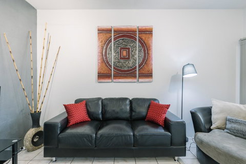 CitySide Apartment - 2 Bedroom With Private Courtyard - Accommodation Tasmania 4