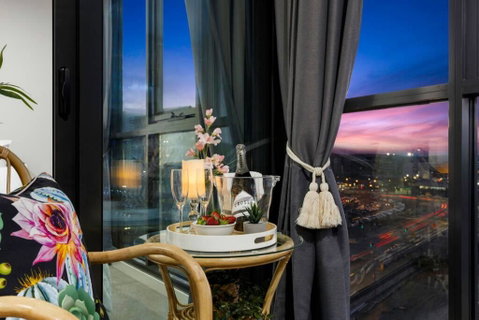 Braddon Penthouse, Top Location, Netflix, WiFi, Views - Accommodation Tasmania 0