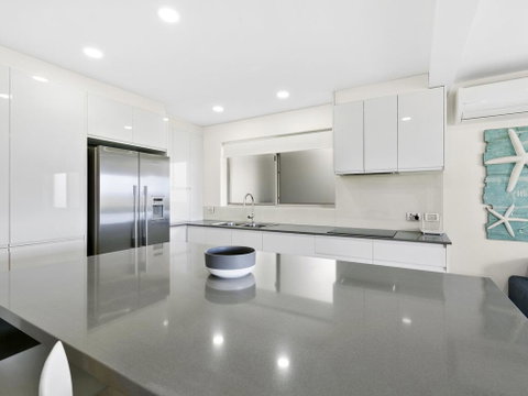 Breathtaking Views Across Noosa - Unit 1 Taralla 18 Edgar Bennett Avenue - Accommodation Tasmania 2