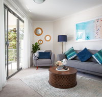 Bright Modern Apartment Steps From Beach and Ferry - Accommodation Tasmania