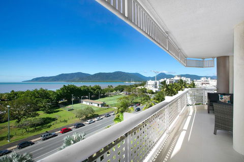 Cairns Luxury Seafront Apartment - Accommodation Tasmania 2