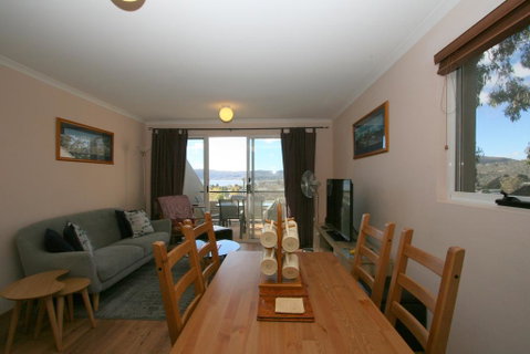 Cascades 13/3 Kurrajong Street - Accommodation Tasmania 1