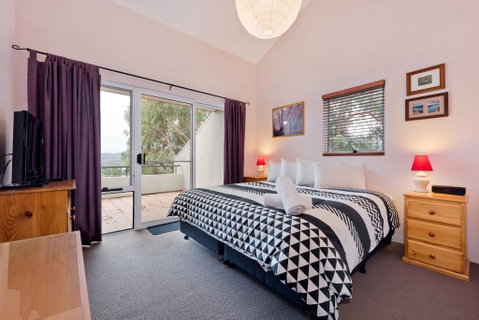Cascades 13/3 Kurrajong Street - Accommodation Tasmania 0