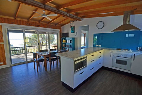 CDC-625 Beach House - Accommodation Tasmania 0