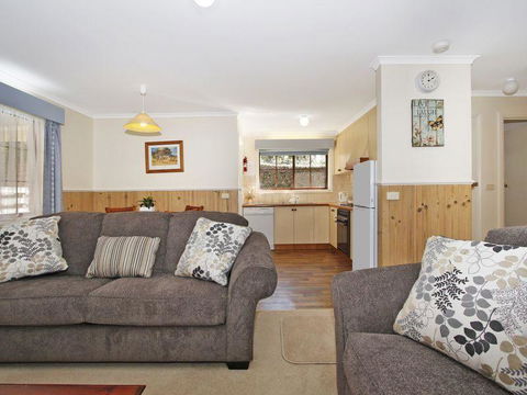Cedar Cottage - Tudor Village - Accommodation Tasmania 2