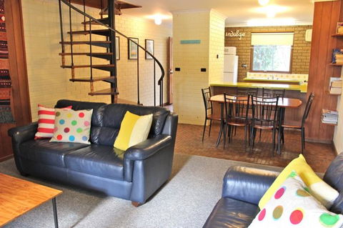 Cedar Holiday Units - Apartment 3 - Accommodation Tasmania 0