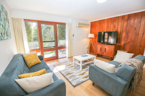 Cedar Holiday Units - Apartment 5 - Accommodation Tasmania 1