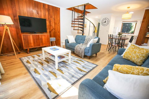 Cedar Holiday Units - Apartment 5 - Accommodation Tasmania 0