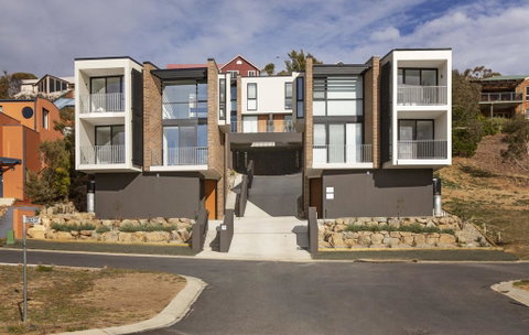 Chilam 'B' - Sophisticated Style With Views To The Lake & Mountains - Accommodation Tasmania 0