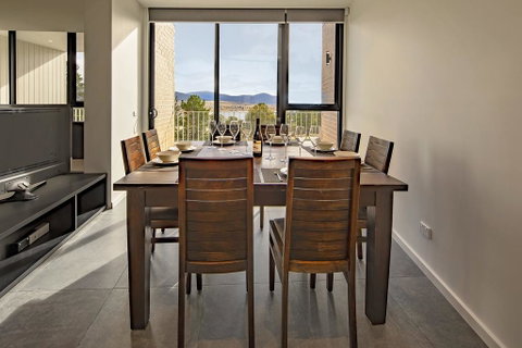 Chilam 'B' - Sophisticated Style With Views To The Lake & Mountains - Accommodation Tasmania 1
