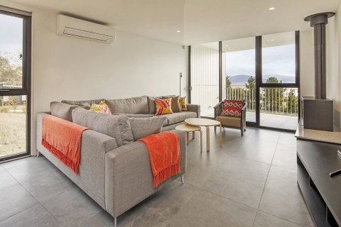 Chilam 'B' - Sophisticated Style With Views To The Lake & Mountains - Accommodation Tasmania 2