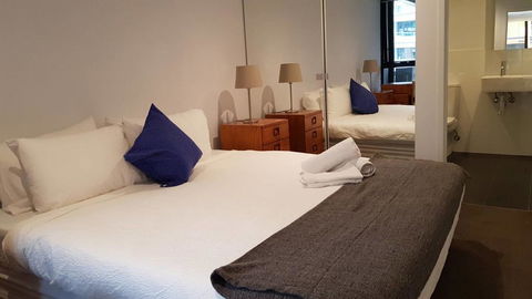 City Apartment With River View - Accommodation Tasmania 2