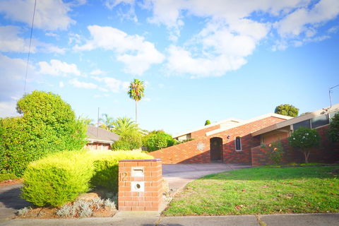 Classic Double Brick Garden House - Accommodation Tasmania 1