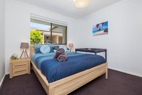 Coastal Convenience! Walk To The Shops & Cafes... - Accommodation Tasmania 1