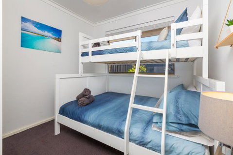 Coastal Convenience! Walk To The Shops & Cafes... - Accommodation Tasmania 2