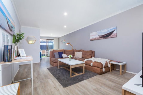 Coastal Convenience! Walk To The Shops & Cafes... - Accommodation Tasmania 0