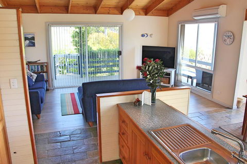 Cockatoo Cabin - Accommodation Tasmania 2
