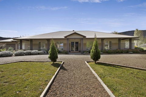 Collins Retreat - 4 Bedroom Home With Pool - Accommodation Tasmania 0