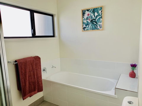 DAYDREAMING Airlie Beach, Water Views & Only 200m To Boardwalk. - Accommodation Tasmania 3