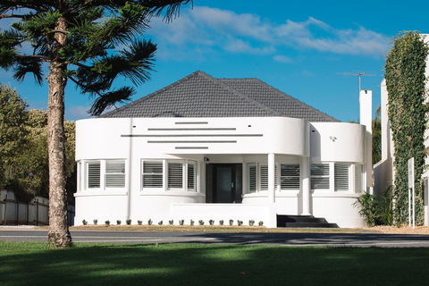 Deco Beach Luxury Apartments - Accommodation Tasmania 0