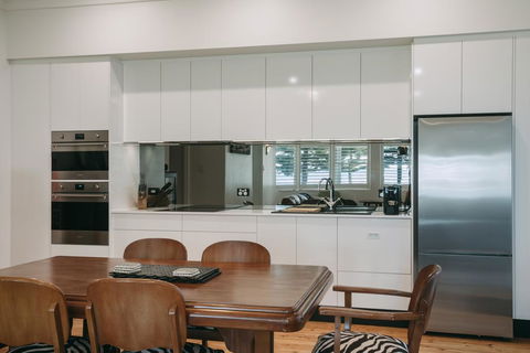 Deco Beach Luxury Apartments - Accommodation Tasmania 3