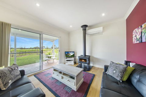 Emma's Cottage Vineyard - Accommodation Tasmania 2