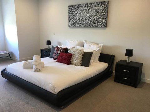 Executive Mansion, Spring Racing, Melbourne Cup - Accommodation Tasmania 0