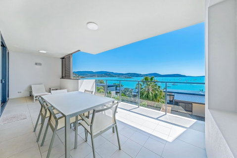 Executive On Whisper Bay - Cannonvale - Accommodation Tasmania 1