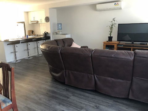 Falcon Bay 4x4 Townhouse - Accommodation Tasmania 2