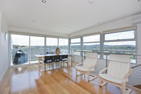 Four Kings Apartment - Deluxe 2br #3 - Accommodation Tasmania 2