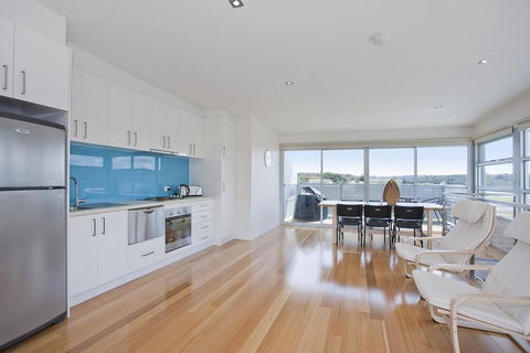 Four Kings Apartment - Deluxe 2br #3 - Accommodation Tasmania 0