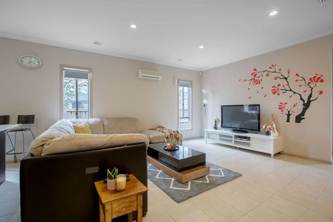 Gorgeous 4BR Home In Point Cook - Accommodation Tasmania 0